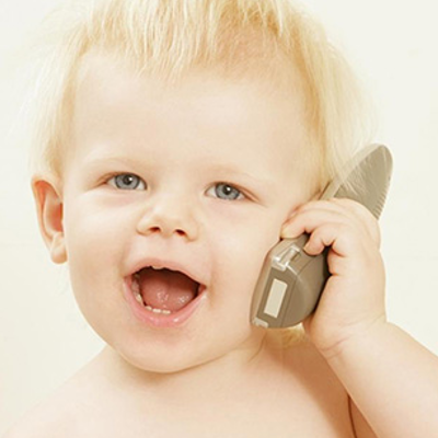 дитина розмовляє по телефону