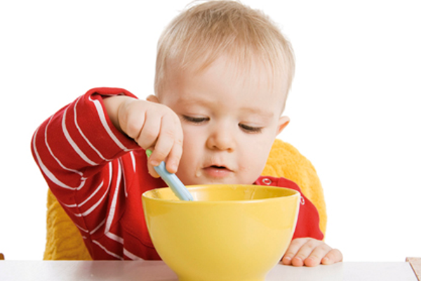 Як навчити дитину самостійно їсти-1