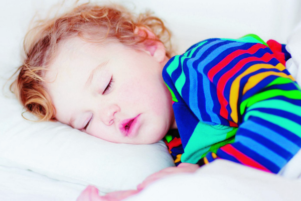 Чому дитина скрегоче зубами коли спить