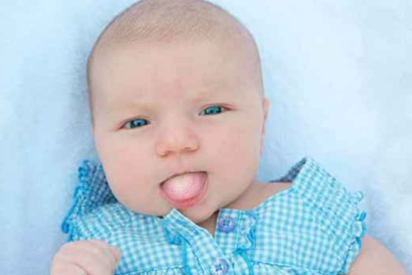 чому у дитини білий язик
