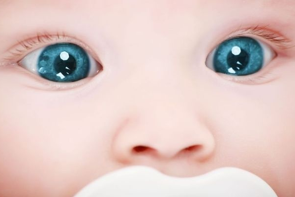 чому у дитини змінюється колір очей-3